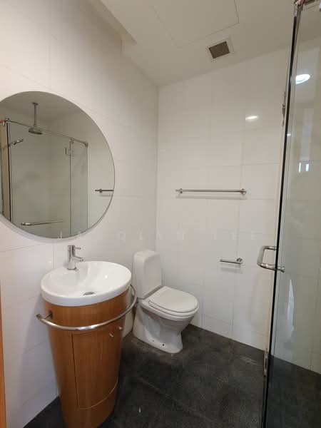 Visioncrest, 37 Oxley Rise, 2 Bedrooms, 915 sqft, Condominium For Rent, by Jacqlyn Lee, 500179732 - Bathroom - PropertyGuru.com.sg
