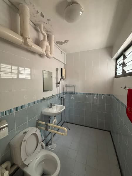 612 Hougang Avenue 8, 612 Hougang Avenue 8, 3 Bedrooms, 1,302 sqft, HDB Flat For Sale, by Calista Yap, 500179750 - Bathroom - PropertyGuru.com.sg
