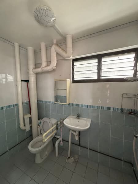 612 Hougang Avenue 8, 612 Hougang Avenue 8, 3 Bedrooms, 1,302 sqft, HDB Flat For Sale, by Calista Yap, 500179750 - Bathroom - PropertyGuru.com.sg