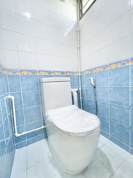 208 Boon Lay Place, 208 Boon Lay Place, 3 Bedrooms, 700 sqft, HDB Flat For Rent, by Bryan Lee, 500179752 - Bathroom - PropertyGuru.com.sg
