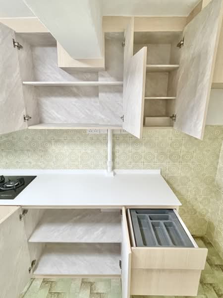 208 Boon Lay Place, 208 Boon Lay Place, 3 Bedrooms, 700 sqft, HDB Flat For Rent, by Bryan Lee, 500179752 - Kitchen Brand New Cabinets - PropertyGuru.com.sg