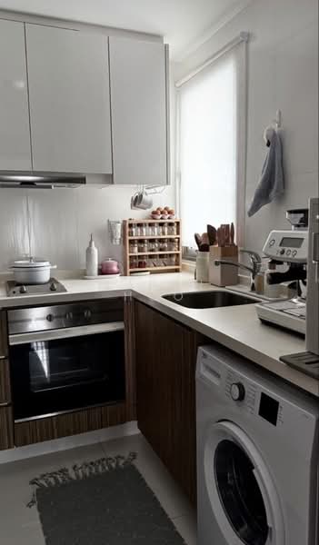 Trevista, 23 Lorong 3 Toa Payoh, 1 Bedroom, 689 sqft, Condominium For Rent, by Jaren Hoo, 500179760 - Kitchen - PropertyGuru.com.sg