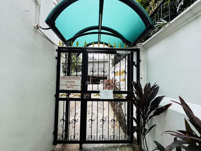 Elizabeth Heights, 57 Cairnhill Road, 4 Bedrooms, 2,530 sqft, Condominium For Sale, by Hilda Chan- Peddell, 500179792 - Back gate to Paragon - PropertyGuru.com.sg