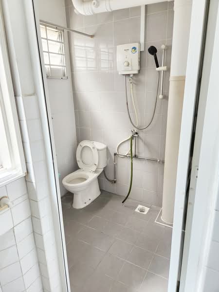 807 Tampines Avenue 4, 807 Tampines Avenue 4, Room Rental, 100 sqft, HDB Flat For Rent, by Kenny Kan, 500179831 - Bathroom - PropertyGuru.com.sg