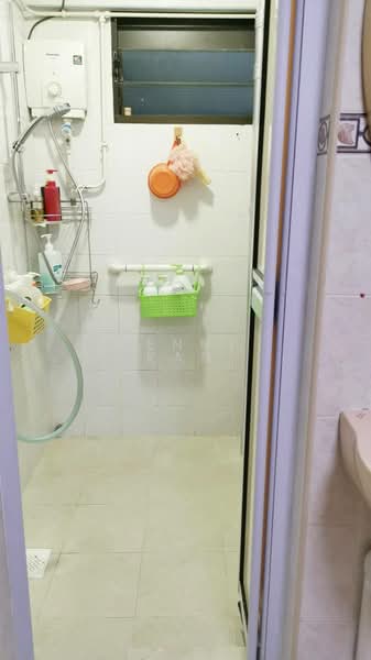 157 Lorong 1 Toa Payoh, 157 Lorong 1 Toa Payoh, Room Rental, 100 sqft, HDB Flat For Rent, by Kenny Kan, 500179844 - Bathroom - PropertyGuru.com.sg