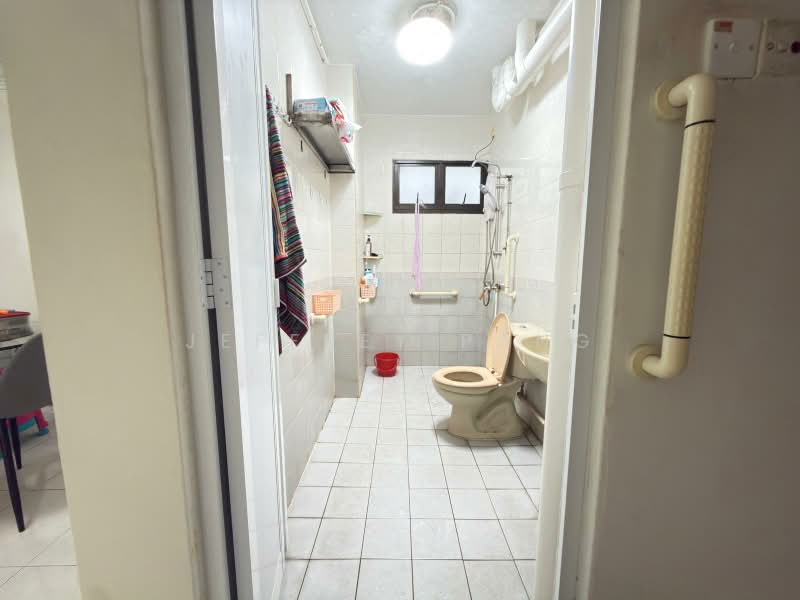 341A Sembawang Close, 341A Sembawang Close, Room Rental, 120 sqft, HDB Flat For Rent, by Jeffrey Pang, 500179876 - Bathroom - PropertyGuru.com.sg