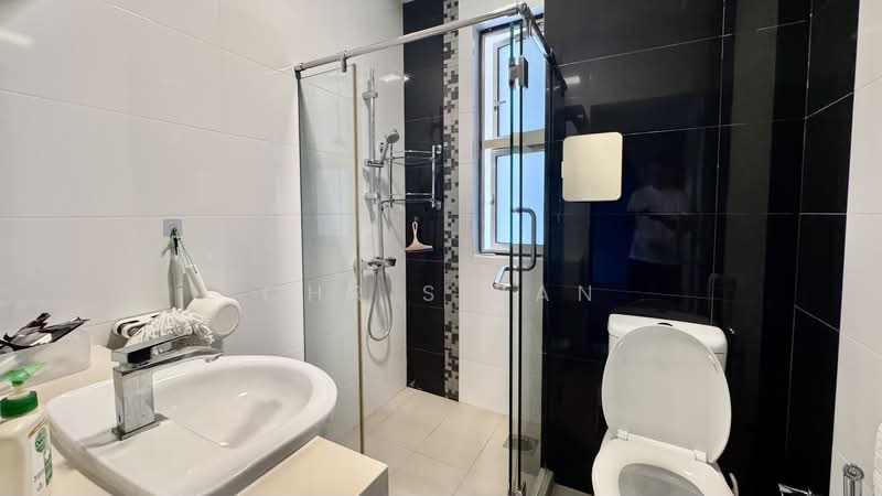 Lakepoint Condo, 10 Lakepoint Drive, Room Rental, 200 sqft, Condominium For Rent, by Chris Yan, 500179912 - Bathroom - PropertyGuru.com.sg