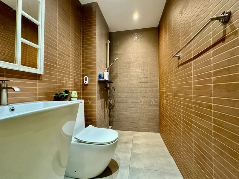Lighthouse, 161A Jalan Loyang Besar, Changi Airport / Changi Village, 2 Bedrooms, 1,119 sqft, Condominium For Sale, by Kavin Kuah, 500179915 - Bathroom - PropertyGuru.com.sg