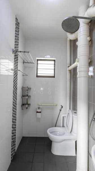 343 Bukit Batok Street 34, 343 Bukit Batok Street 34, 3 Bedrooms, 1,151 sqft, HDB Flat For Sale, by Yosh Choong, 500179952 - Bathroom - PropertyGuru.com.sg