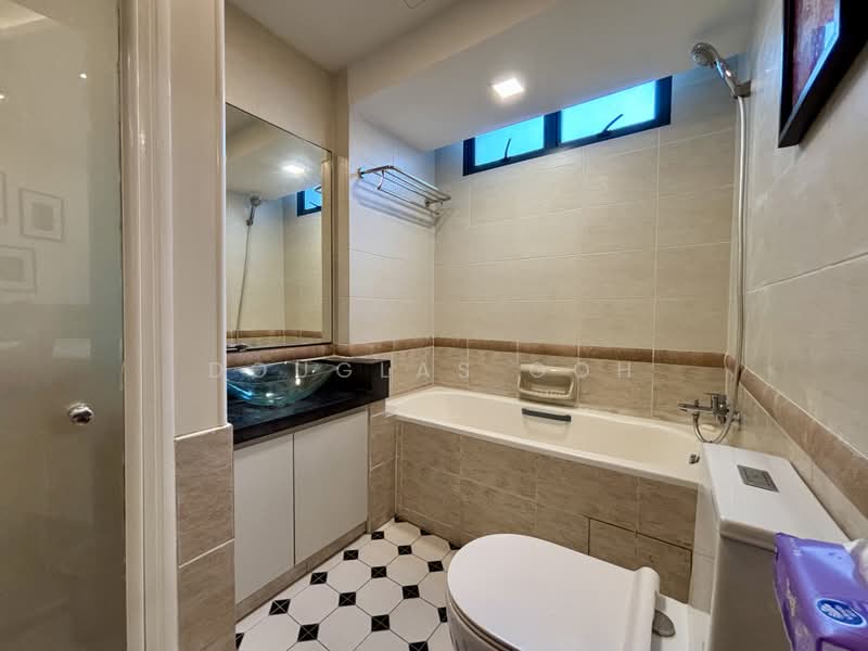 Regent Grove, 50 Choa Chu Kang North 7, 4 Bedrooms, 1,259 sqft, Condominium For Sale, by Douglas Goh, 500179966 - Bathroom - PropertyGuru.com.sg