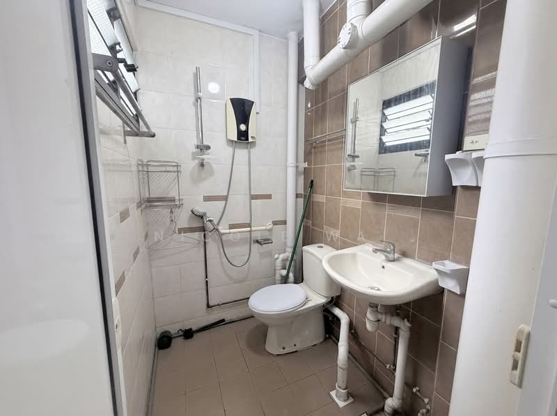 108 Woodlands Street 13, 108 Woodlands Street 13, 3 Bedrooms, 1,001 sqft, HDB Flat For Sale, by Nicole Wai, 500180054 - Bathroom - PropertyGuru.com.sg