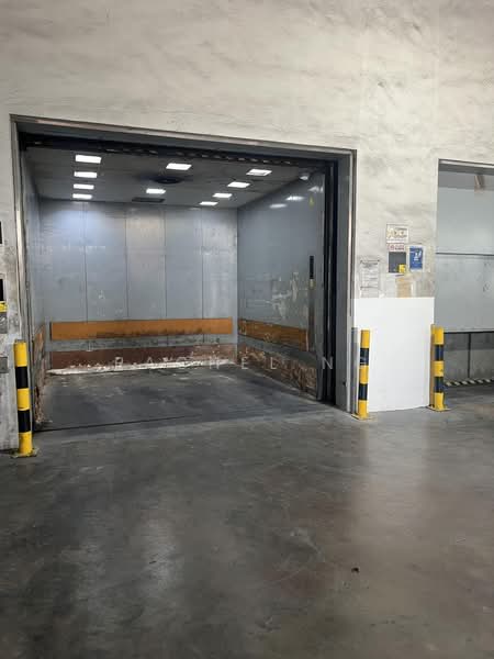 🌟 CHEAP | Tuas Avenue | warehouse with racks | pallet postions, Tuas avenue, Boon Lay / Jurong / Tuas, 11,800 sqft, Warehouse For Rent, by Rachel ng, 500180069 - Entrance - CommercialGuru.com.sg