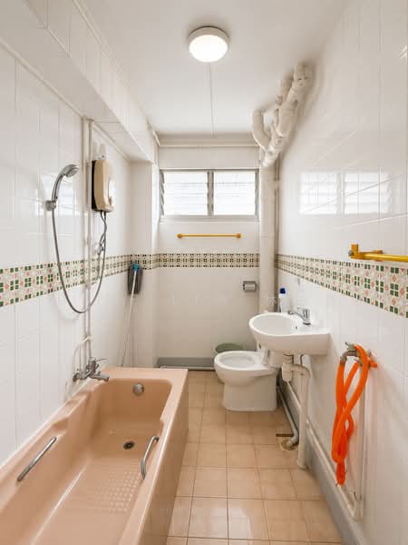 High floor Executive Apartment - MRT, Park, Mall, , 4 Bedrooms, 1,560 sqft, HDB Flat For Sale, by jeff Lim 林柏兑, 500180076 - Bathroom - PropertyGuru.com.sg