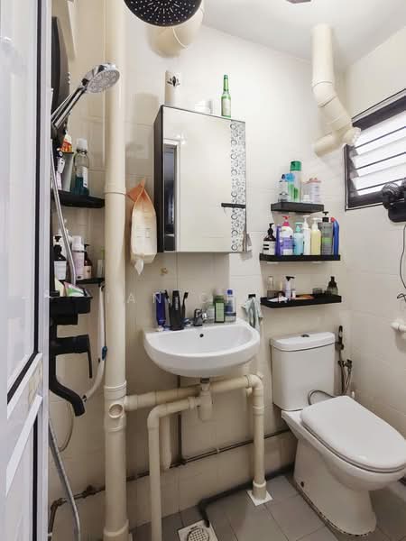 119 Hougang Avenue 1, 119 Hougang Avenue 1, 2 Bedrooms, 721 sqft, HDB Flat For Sale, by Ian Chan, 500180092 - Bathroom - PropertyGuru.com.sg