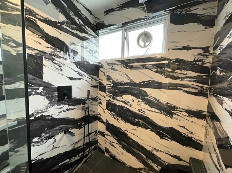 Rare 1323 sqft Fully Renovated 5-Room Corner | Next to Future CRL MRT | Only 1 Neighbour, 305 Ang Mo Kio Avenue 1, 4 Bedrooms, 1,323 sqft, HDB Flat For Sale, by Alexa Chia, 500180132 - Bathroom - PropertyGuru.com.sg