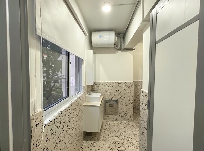 Rare 1323 sqft Fully Renovated 5-Room Corner | Next to Future CRL MRT | Only 1 Neighbour, 305 Ang Mo Kio Avenue 1, 4 Bedrooms, 1,323 sqft, HDB Flat For Sale, by Alexa Chia, 500180132 - Bathroom - PropertyGuru.com.sg