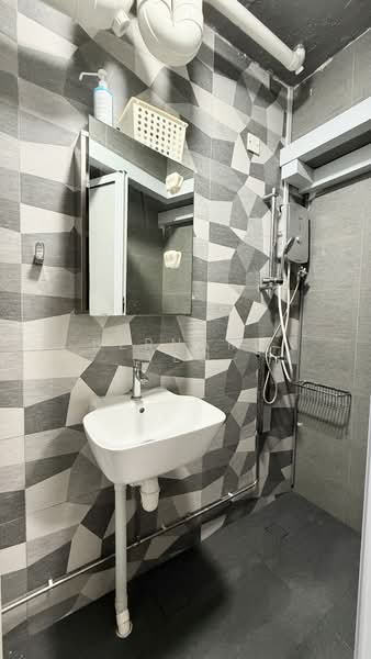 816 Jellicoe Road, 816 Jellicoe Road, 3 Bedrooms, 915 sqft, HDB Flat For Rent, by Bernard Yeo, 500180133 - Bathroom - PropertyGuru.com.sg