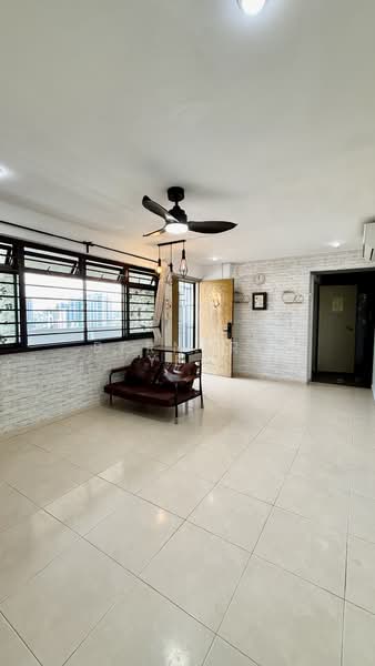 816 Jellicoe Road, 816 Jellicoe Road, 3 Bedrooms, 915 sqft, HDB Flat For Rent, by Bernard Yeo, 500180133 - Living Room - PropertyGuru.com.sg