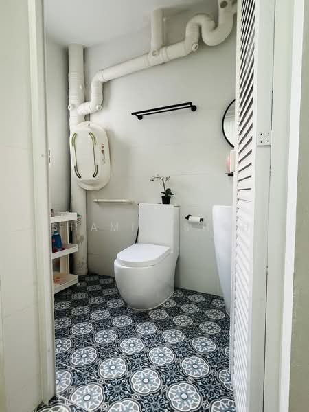 953 Hougang Avenue 9, 953 Hougang Avenue 9, 3 Bedrooms, 1,087 sqft, HDB Flat For Sale, by Shamim Shah, 500180164 - Bathroom - PropertyGuru.com.sg