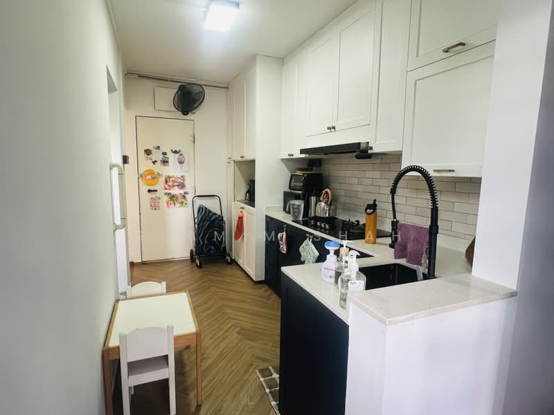 953 Hougang Avenue 9, 953 Hougang Avenue 9, 3 Bedrooms, 1,087 sqft, HDB Flat For Sale, by Shamim Shah, 500180164 - Kitchen - PropertyGuru.com.sg