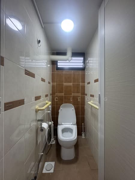 213 Lorong 8 Toa Payoh, 213 Lorong 8 Toa Payoh, Room Rental, 100 sqft, HDB Flat For Rent, by Jeric Leong, 500180168 - Bathroom - PropertyGuru.com.sg