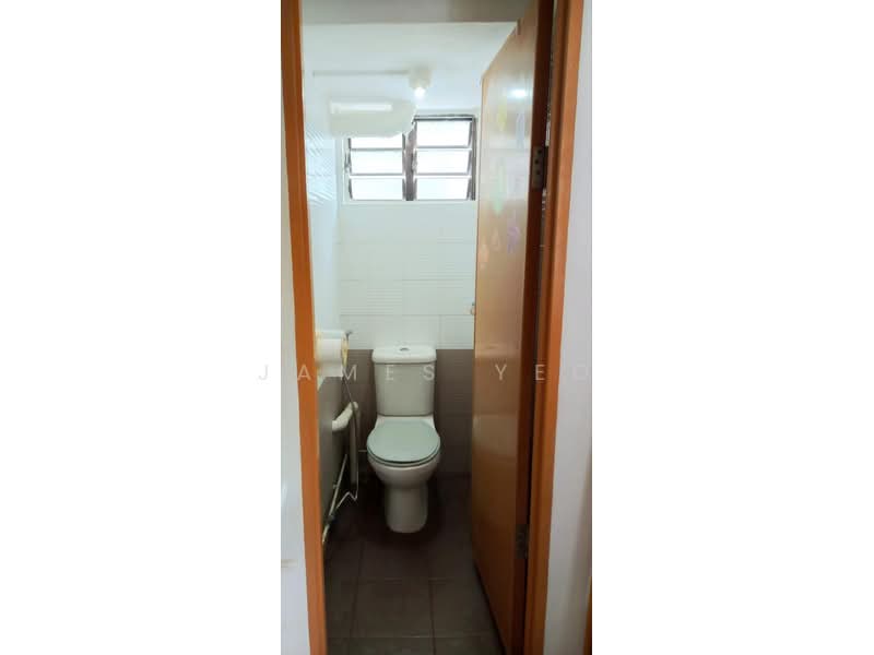 118 Lorong 1 Toa Payoh, 118 Lorong 1 Toa Payoh, 2 Bedrooms, 700 sqft, HDB Flat For Sale, by James Yeo, 500180170 - Bathroom - PropertyGuru.com.sg