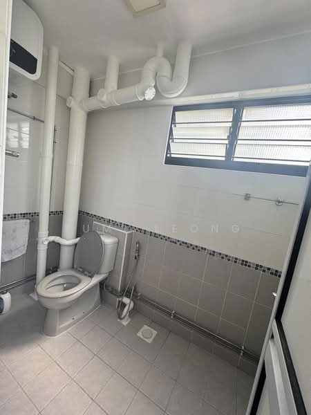 5 Room HDB Near Yishun MRT, , 3 Bedrooms, 1,302 sqft, HDB Flat For Sale, by Yumi Leong, 500180230 - Bathroom - PropertyGuru.com.sg