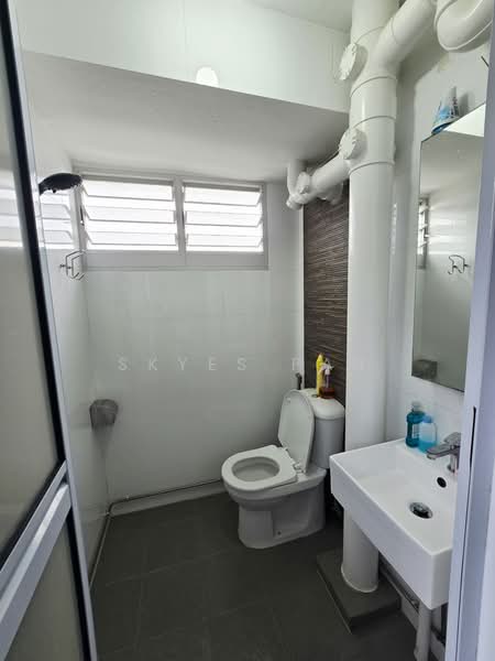 24 Hougang Avenue 3, 24 Hougang Avenue 3, 2 Bedrooms, 990 sqft, HDB Flat For Rent, by Skyes Pan, 500180262 - Bathroom - PropertyGuru.com.sg
