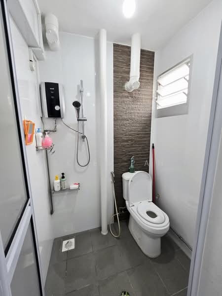 24 Hougang Avenue 3, 24 Hougang Avenue 3, 2 Bedrooms, 990 sqft, HDB Flat For Rent, by Skyes Pan, 500180262 - Bathroom - PropertyGuru.com.sg