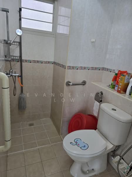395 Bukit Batok West Avenue 5, 395 Bukit Batok West Avenue 5, 3 Bedrooms, 990 sqft, HDB Flat For Rent, by Evangeline Low, 500180263 - Bathroom - PropertyGuru.com.sg