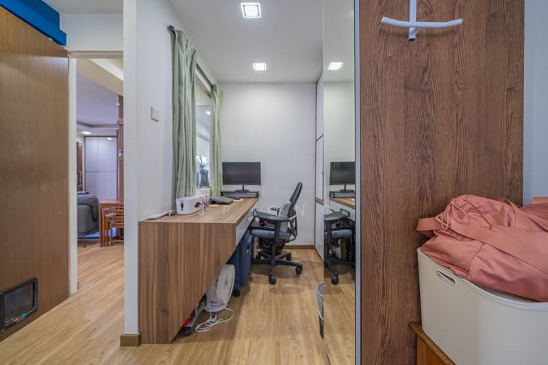 301 Clementi Avenue 4, 301 Clementi Avenue 4, 3 Bedrooms, 990 sqft, HDB Flat For Sale, by JP Ong, 500180268 - Study - PropertyGuru.com.sg