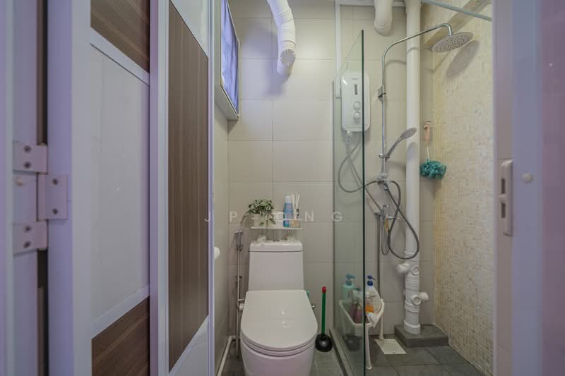 301 Clementi Avenue 4, 301 Clementi Avenue 4, 3 Bedrooms, 990 sqft, HDB Flat For Sale, by JP Ong, 500180268 - Bathroom - PropertyGuru.com.sg