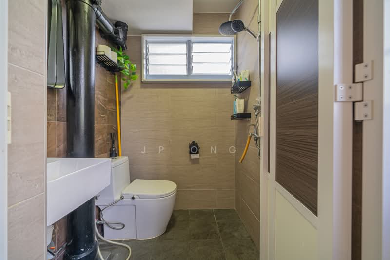 301 Clementi Avenue 4, 301 Clementi Avenue 4, 3 Bedrooms, 990 sqft, HDB Flat For Sale, by JP Ong, 500180268 - Bathroom - PropertyGuru.com.sg