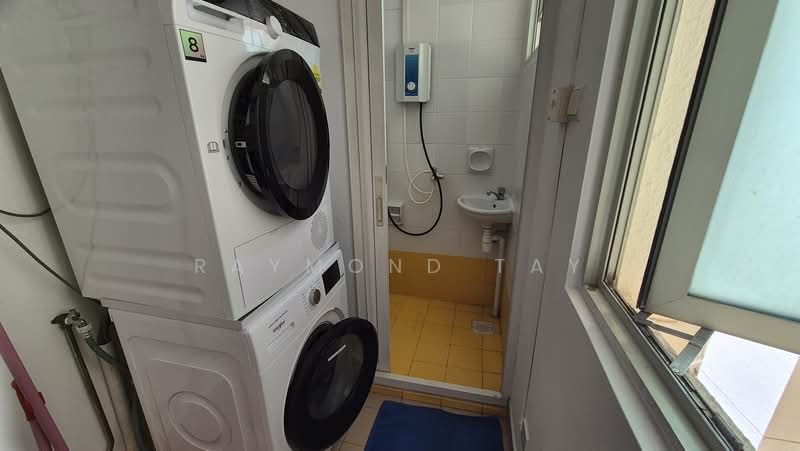 Queens, 10 Stirling Road, Room Rental, 230 sqft, Condominium For Rent, by Raymond Tay, 500180286 - Bathroom - PropertyGuru.com.sg
