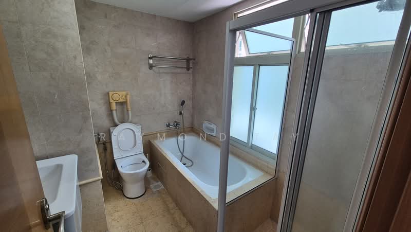 Queens, 10 Stirling Road, Room Rental, 230 sqft, Condominium For Rent, by Raymond Tay, 500180286 - Bathroom - PropertyGuru.com.sg
