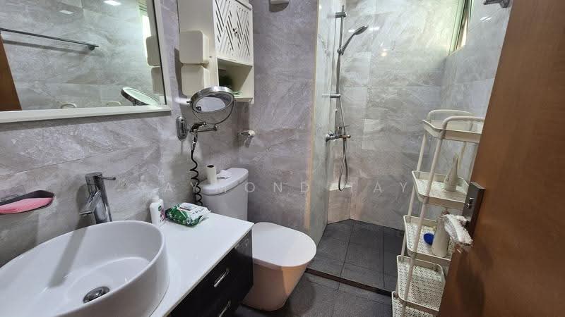 Queens, 10 Stirling Road, Alexandra / Commonwealth, Room Rental, 160 sqft, Condominium For Rent, by Raymond Tay, 500180286 - Bathroom - PropertyGuru.com.sg