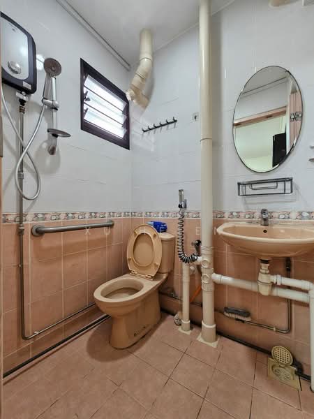 329 Clementi Avenue 2, 329 Clementi Avenue 2, Room Rental, 145 sqft, HDB Flat For Rent, by Xu Helen, 500180311 - Bathroom - PropertyGuru.com.sg