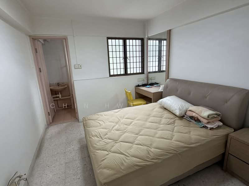 329 Clementi Avenue 2, 329 Clementi Avenue 2, 2 Bedrooms, 721 sqft, HDB Flat For Sale, by Chin Hwee ONG, 500180318 - Master Bedroom - PropertyGuru.com.sg