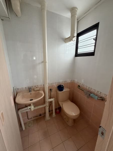 329 Clementi Avenue 2, 329 Clementi Avenue 2, 2 Bedrooms, 721 sqft, HDB Flat For Sale, by Chin Hwee ONG, 500180318 - Master Bathroom - PropertyGuru.com.sg