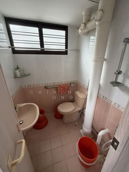329 Clementi Avenue 2, 329 Clementi Avenue 2, 2 Bedrooms, 721 sqft, HDB Flat For Sale, by Chin Hwee ONG, 500180318 - Bathroom - PropertyGuru.com.sg