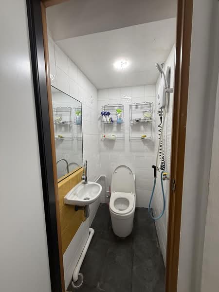 Woodsvale, 1 Woodlands Drive 72, Room Rental, 150 sqft, Condominium For Rent, by Dominik Chow, 500180321 - Bathroom - PropertyGuru.com.sg