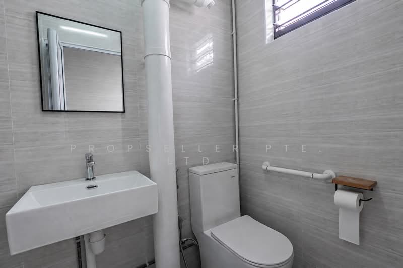 835 Jurong West Street 81, 835 Jurong West Street 81, 3 Bedrooms, 1,119 sqft, HDB Flat For Sale, by ADNIX LIU, 500180347 - Bathroom - PropertyGuru.com.sg