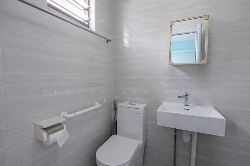 835 Jurong West Street 81, 835 Jurong West Street 81, 3 Bedrooms, 1,119 sqft, HDB Flat For Sale, by ADNIX LIU, 500180347 - Bathroom - PropertyGuru.com.sg