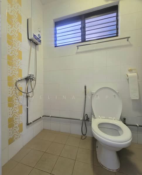327 Serangoon Avenue 3, 327 Serangoon Avenue 3, 3 Bedrooms, 904 sqft, HDB Flat For Sale, by Melina Yap, 500180348 - Bathroom - PropertyGuru.com.sg
