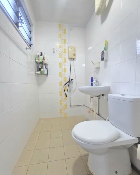 327 Serangoon Avenue 3, 327 Serangoon Avenue 3, 3 Bedrooms, 904 sqft, HDB Flat For Sale, by Melina Yap, 500180348 - Bathroom - PropertyGuru.com.sg