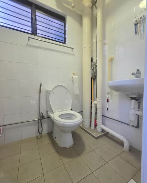 327 Serangoon Avenue 3, 327 Serangoon Avenue 3, 3 Bedrooms, 904 sqft, HDB Flat For Sale, by Melina Yap, 500180348 - Bathroom - PropertyGuru.com.sg