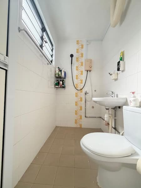 327 Serangoon Avenue 3, 327 Serangoon Avenue 3, 3 Bedrooms, 904 sqft, HDB Flat For Sale, by Melina Yap, 500180348 - Bathroom - PropertyGuru.com.sg