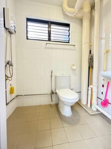 327 Serangoon Avenue 3, 327 Serangoon Avenue 3, 3 Bedrooms, 904 sqft, HDB Flat For Sale, by Melina Yap, 500180348 - Bathroom - PropertyGuru.com.sg