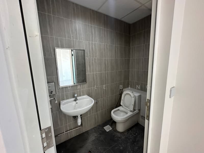 Inspace, 24 New Industrial Road, 2,454 sqft, Light Industrial (B1) For Sale, by Chua Le Bing, 500180356 - Bathroom - CommercialGuru.com.sg