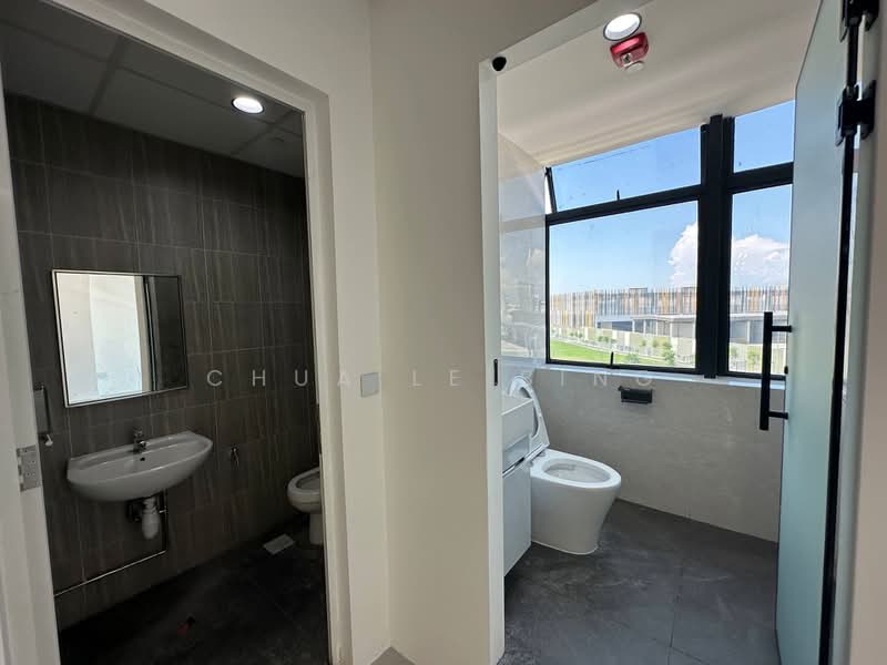 Inspace, 24 New Industrial Road, 2,454 sqft, Light Industrial (B1) For Sale, by Chua Le Bing, 500180356 - Bathroom - CommercialGuru.com.sg